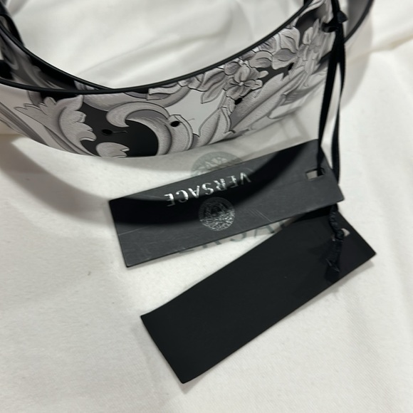 VERSACE
Medusa Buckle Reversible Barocco Belt - Picture 6 of 7